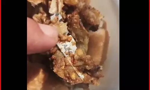 समोसे के अंदर से निकला ब्लेड, फेमस दुकान पर पड़ा छापा