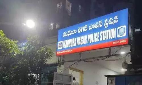 Telangana: गुस्साई महिला ने एटीएम में तोड़फोड़ की Telangana: गुस्साई महिला ने एटीएम में तोड़फोड़ की