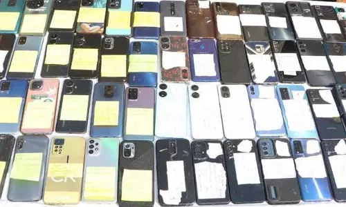 Jammu: पुलिस ने 7 लाख रुपये से अधिक कीमत के 35 चोरी हुए फोन बरामद किए Jammu: पुलिस ने 7 लाख रुपये से अधिक कीमत के 35 चोरी हुए फोन बरामद किए