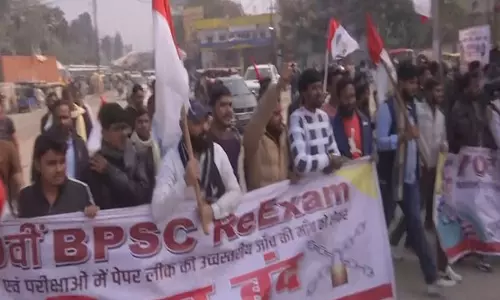 पप्पू यादव के समर्थकों ने BPSC परीक्षा रद्द करने की मांग को लेकर विरोध मार्च निकाला