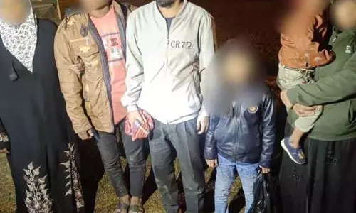 Assam पुलिस ने 4 अवैध बांग्लादेशी नागरिकों को पकड़ा, सीमा पार भेजा Assam पुलिस ने 4 अवैध बांग्लादेशी नागरिकों को पकड़ा, सीमा पार भेजा