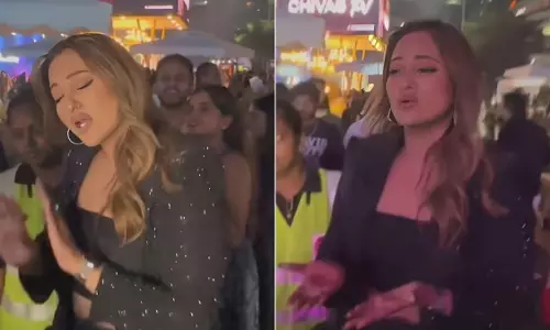 पैप्स द्वारा रास्ता रोकने पर सोनाक्षी सिन्हा ने खोया अपना आपा, VIDEO... पैप्स द्वारा रास्ता रोकने पर सोनाक्षी सिन्हा ने खोया अपना आपा, VIDEO...