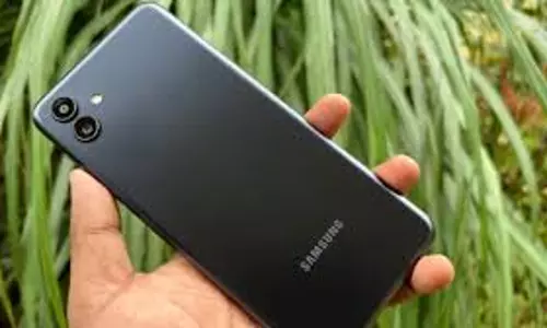 Samsung के इन तीन प्रीमियम फोन की कीमत Samsung के इन तीन प्रीमियम फोन की कीमत