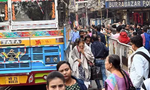 Kolkata: सड़क सुरक्षा यातायात को धीमा करने की पहल, लेकिन रेल पर सवाल Kolkata: सड़क सुरक्षा यातायात को धीमा करने की पहल, लेकिन रेल पर सवाल