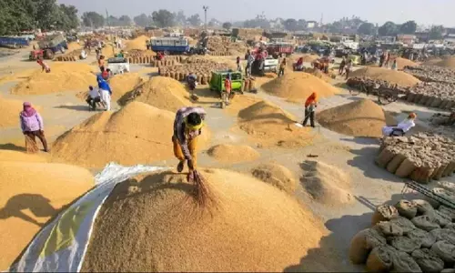 Odisha: किसानों ने धान मंडियों में अनुचित कामकाज और दुर्व्यवहार का आरोप लगाया Odisha: किसानों ने धान मंडियों में अनुचित कामकाज और दुर्व्यवहार का आरोप लगाया
