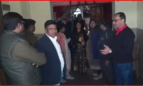 स्कूल प्रिंसिपल ने छात्राओं की उतरवाई थी शर्ट, भड़का आक्रोश, भाजपा भी भड़की