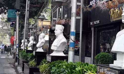 Calcutta में बेतरतीब ढंग से स्थापित हो रही मूर्तियों पर संपादकीय Calcutta में बेतरतीब ढंग से स्थापित हो रही मूर्तियों पर संपादकीय