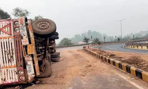 GOA: धवलिम में ट्रक पलटने पर सड़क संरेखण पर स्कैनर GOA: धवलिम में ट्रक पलटने पर सड़क संरेखण पर स्कैनर
