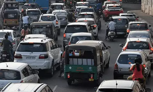 Hyderabad : संक्रांति से पहले हैदराबाद-विजयवाड़ा राजमार्ग पर ट्रैफिक जाम Hyderabad : संक्रांति से पहले हैदराबाद-विजयवाड़ा राजमार्ग पर ट्रैफिक जाम