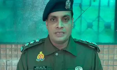 Ghaziabad के एक रेस्टोरेंट के कर्मचारी को रोटी पर थूकने के आरोप में किया गया गिरफ्तार Ghaziabad के एक रेस्टोरेंट के कर्मचारी को रोटी पर थूकने के आरोप में किया गया गिरफ्तार