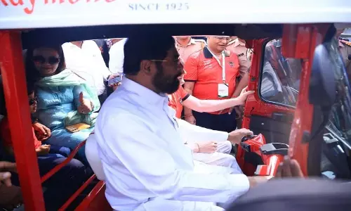उपमुख्यमंत्री एकनाथ शिंदे ने फिर थामी रिक्शा की स्टीयरिंग, VIDEO उपमुख्यमंत्री एकनाथ शिंदे ने फिर थामी रिक्शा की स्टीयरिंग, VIDEO