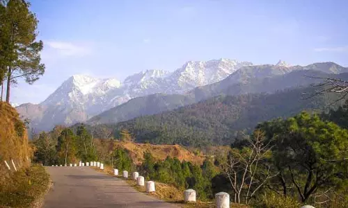 CM ने पालमपुर-हमीरपुर राज्य राजमार्ग को चौड़ा करने के लिए धन की मांग की