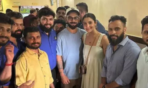 विराट कोहली और अनुष्का शर्मा चुपचाप भीड़ के बीच से गुजरे विराट कोहली और अनुष्का शर्मा चुपचाप भीड़ के बीच से गुजरे
