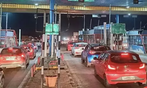 AP: प्रति घंटे टोल प्लाजा पार करते हैं 1,000 वाहन AP: प्रति घंटे टोल प्लाजा पार करते हैं 1,000 वाहन