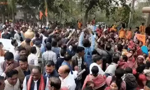 मंत्री राम विचार नेताम के काफिले के सामने खड़ी हुई सैकड़ों महिलाएं, बंधक बनाने की कोशिश