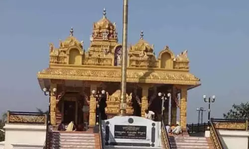 चंद्रपुर:तिरुपति बालाजी मंदिर में हथियारबंद डकैती, पुजारी को बंधक बनाया चंद्रपुर:तिरुपति बालाजी मंदिर में हथियारबंद डकैती, पुजारी को बंधक बनाया