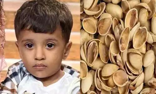 गले में पिस्ता का छिलका फंसने से दो साल के बच्चे की मौत हो गई गले में पिस्ता का छिलका फंसने से दो साल के बच्चे की मौत हो गई