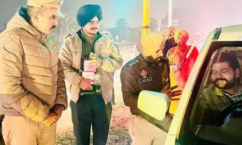 Mohali police ने अपनाई ‘चॉकलेट और चालान’ नीति Mohali police ने अपनाई ‘चॉकलेट और चालान’ नीति