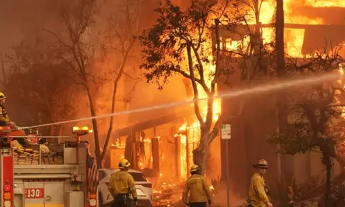 Los Angeles की जंगल की आग अमेरिकी इतिहास की सबसे महंगी आपदा Los Angeles की जंगल की आग अमेरिकी इतिहास की सबसे महंगी आपदा