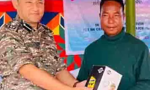 Manipur: सीआरपीएफ बटालियन ने कांगपोकपी गांव में की सहायता Manipur: सीआरपीएफ बटालियन ने कांगपोकपी गांव में की सहायता