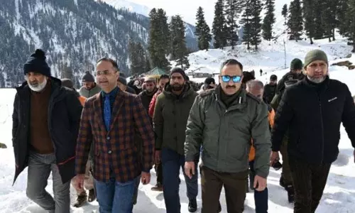 Jammu: डबजान शीतकालीन कार्निवल ने पर्यटकों का खूब ध्यान आकर्षित किया Jammu: डबजान शीतकालीन कार्निवल ने पर्यटकों का खूब ध्यान आकर्षित किया