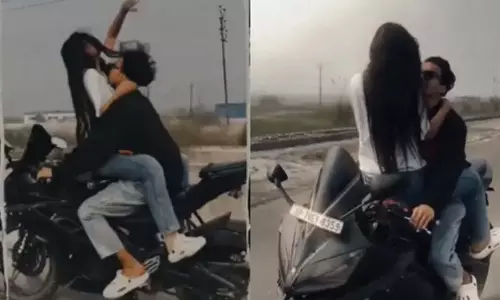 चलती बाइक पर कपल ने किया रोमांस, हरकत में आई पुलिस, देखें VIDEO... चलती बाइक पर कपल ने किया रोमांस, हरकत में आई पुलिस, देखें VIDEO...