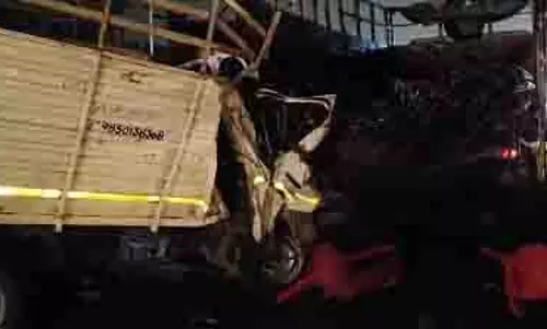 NASIK में भीषण सड़क हादसा: छड़ों से लदे ट्रक से टेंपो टकराया, आठ लोगों की मौत, कई अन्य घायल
