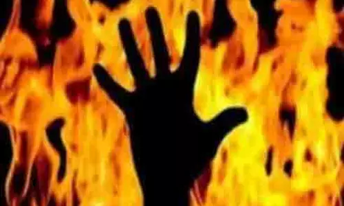 UP : दहेजलोभी पति ने अंधी पत्नी को आग में धकेला, महिला की जलकर मौत