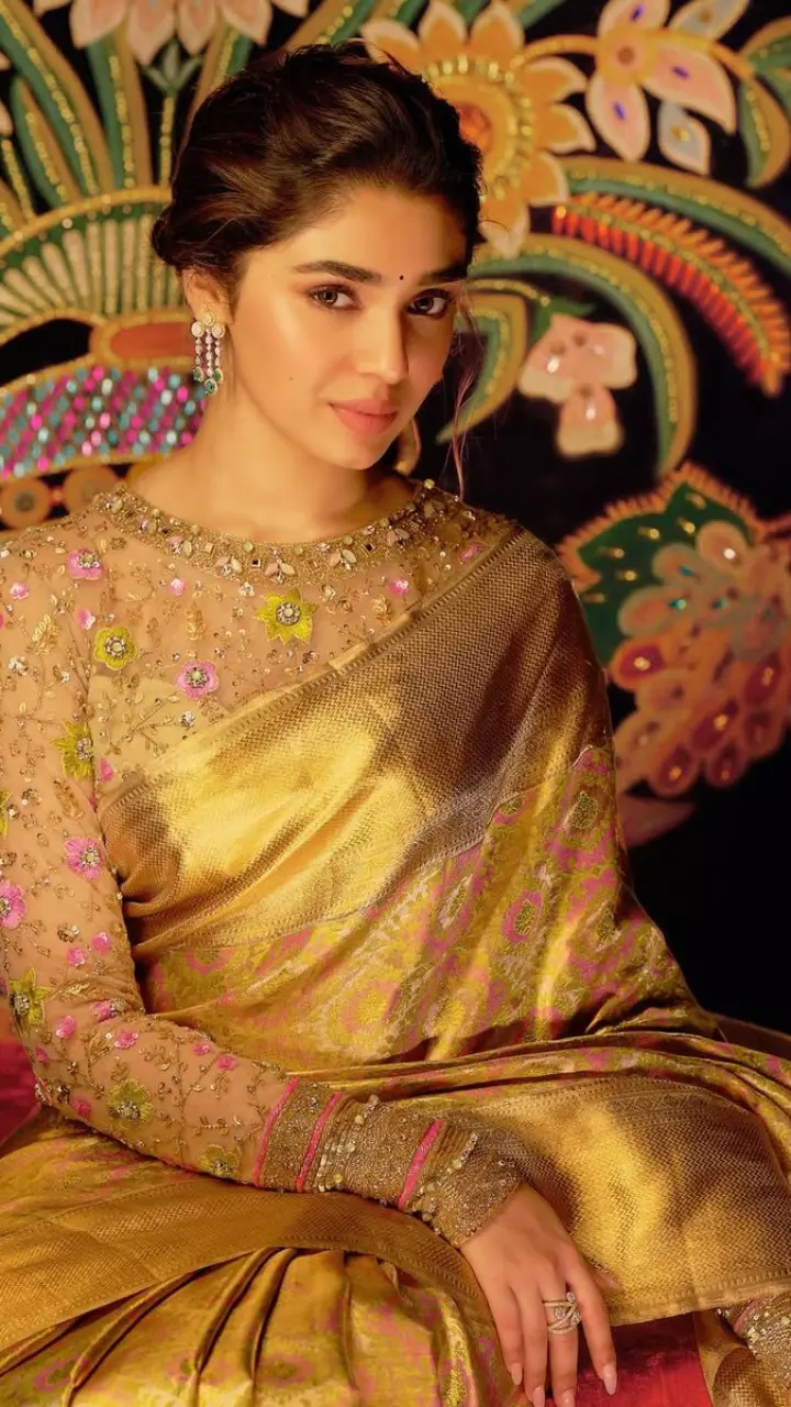 साड़ी में खूबसूरत लगी कृति शेट्टी