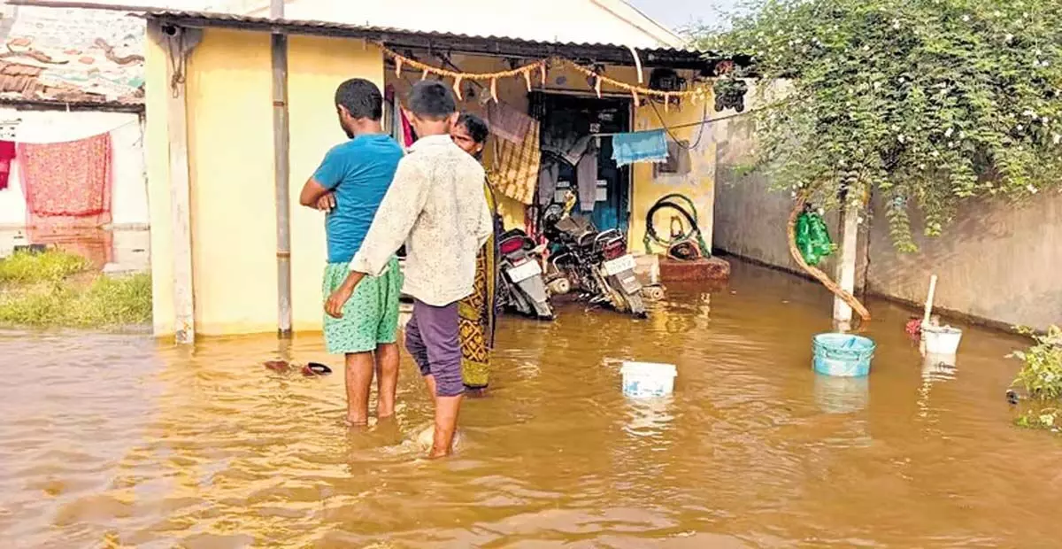 Telangana: एसआरएसपी नहर टूटने से मन्नामपल्ली में एससी कॉलोनी जलमग्न