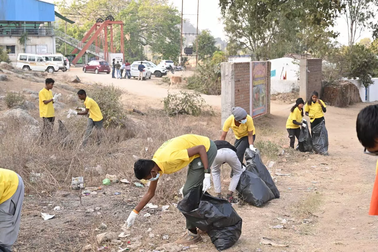 खल्लारी मंदिर में स्वच्छता अभियान और निःशुल्क स्वास्थ्य शिविर का हुआ आयोजन