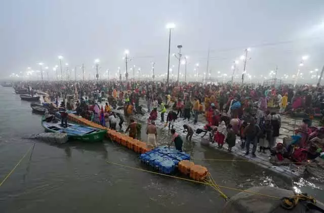 संगम पर पवित्र डुबकी के साथ महाकुंभ मेला शुरू