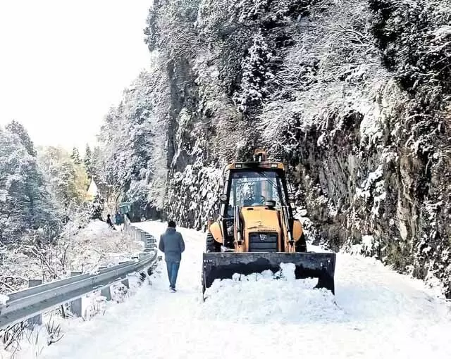 बर्फ से सजे उत्तराखंड के पहाड़