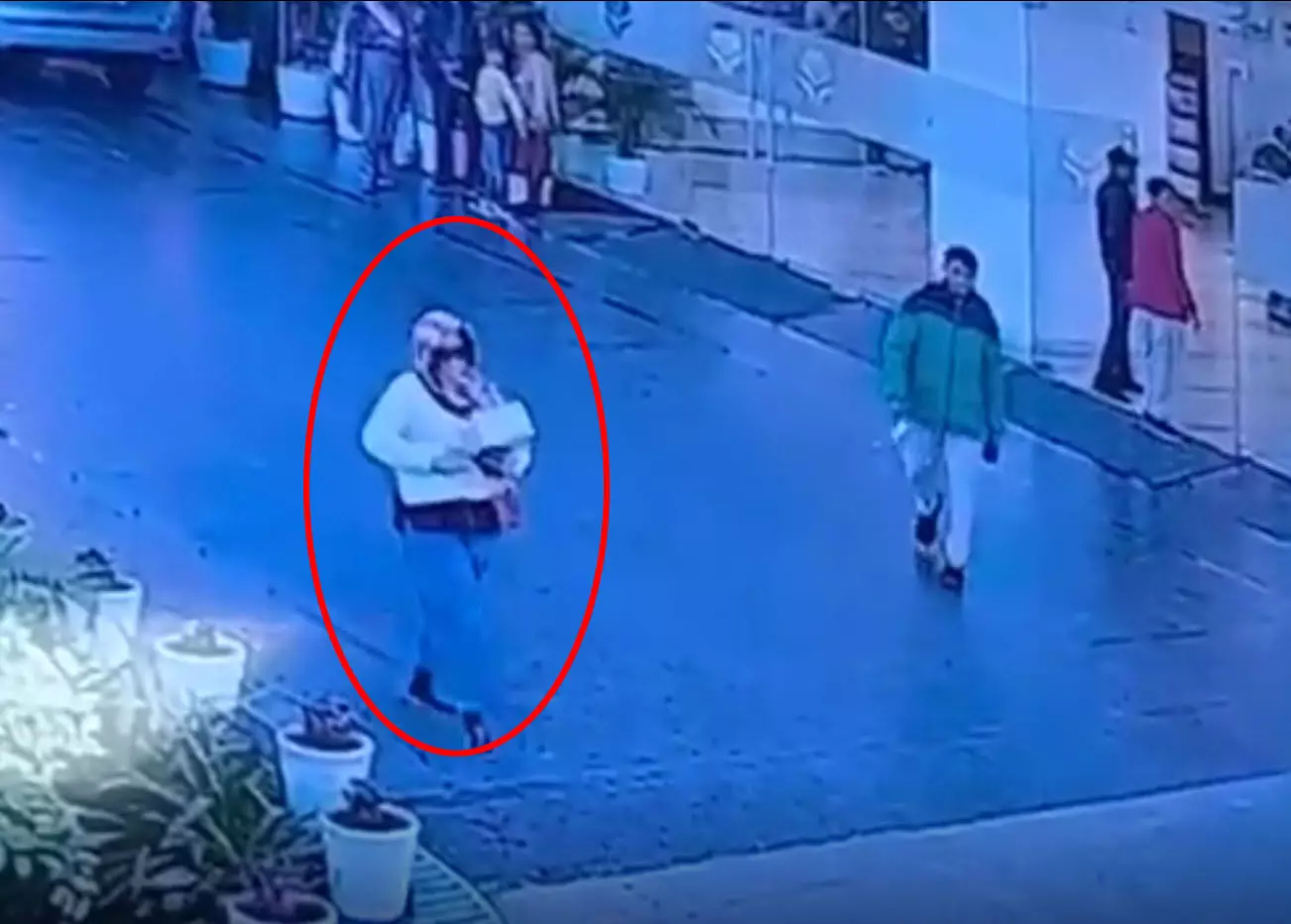 महिला फिजियोथैरेपिस्ट चोरी के आरोप में गिरफ्तार, CCTV ने खोली पोल