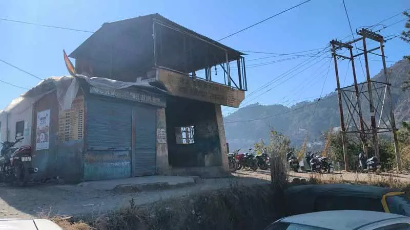 Himachal: निवासियों ने परित्यक्त वर्षा आश्रय स्थल को हटाने की मांग की Himachal: निवासियों ने परित्यक्त वर्षा आश्रय स्थल को हटाने की मांग की