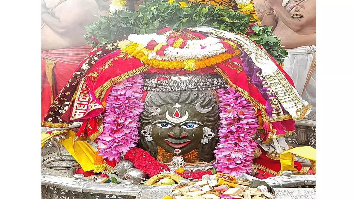 Ujjain: मस्तक पर चंद्र गले में सर्प जटाधारी स्वरूप सजे महाकाल