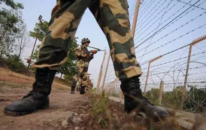 BSF ने सीमा के पास से पिस्तौल और हेरोइन जब्त की