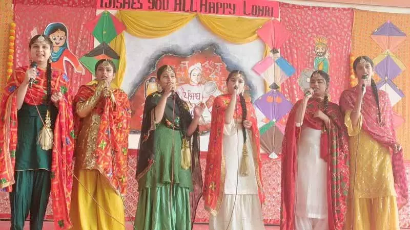Green Land स्कूल में अलाव और गायन प्रतियोगिता के साथ लोहड़ी मनाई गई Green Land स्कूल में अलाव और गायन प्रतियोगिता के साथ लोहड़ी मनाई गई