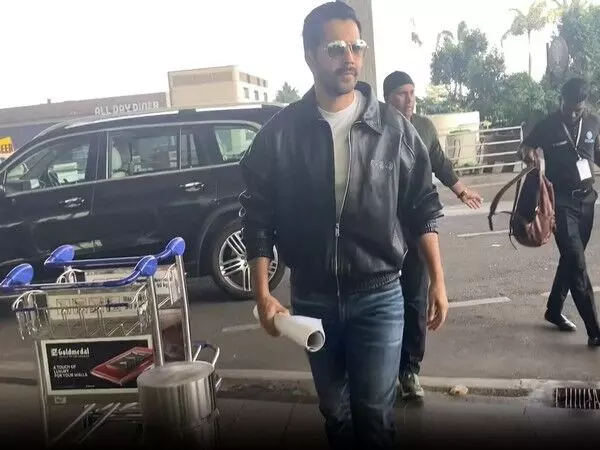 Varun Dhawan नए लुक में मुंबई एयरपोर्ट पहुंचे