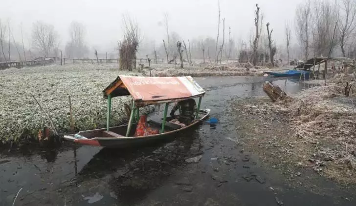 J&K में भीषण ठंड, आगे शुष्क मौसम का अनुमान