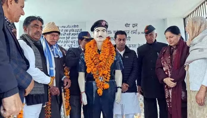 Jammu: जसरोटिया ने शहीद राइफलमैन मंगल सिंह को श्रद्धांजलि दी