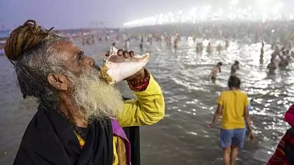 Maha Kumbh: वैश्विक तीर्थयात्रियों ने संगम को आस्था और मानवता के संगम में बदल दिया