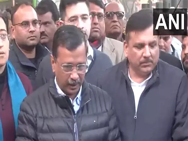 दिल्ली चुनाव: Arvind Kejriwal ने चुनाव आयोग का दौरा किया