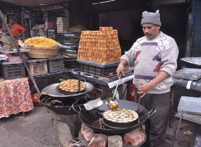 Amritsar: खजूर, गचक लोहड़ी की गर्मी में मिठास घोलते