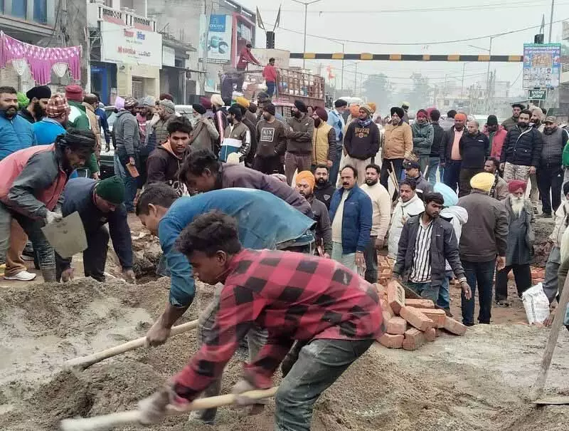 Gurdaspur MLA और प्रशासन के बीच ट्रैफिक चौराहे को लेकर नोकझोंक