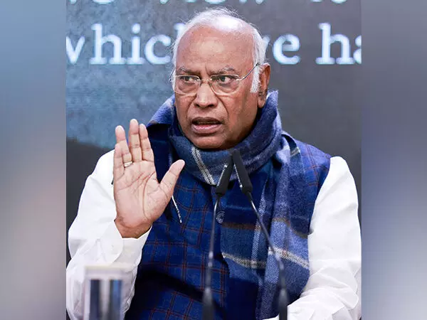 युवाओं को बेरोजगारी के दलदल में धकेलने के लिए मोदी सरकार जिम्मेदार: Kharge