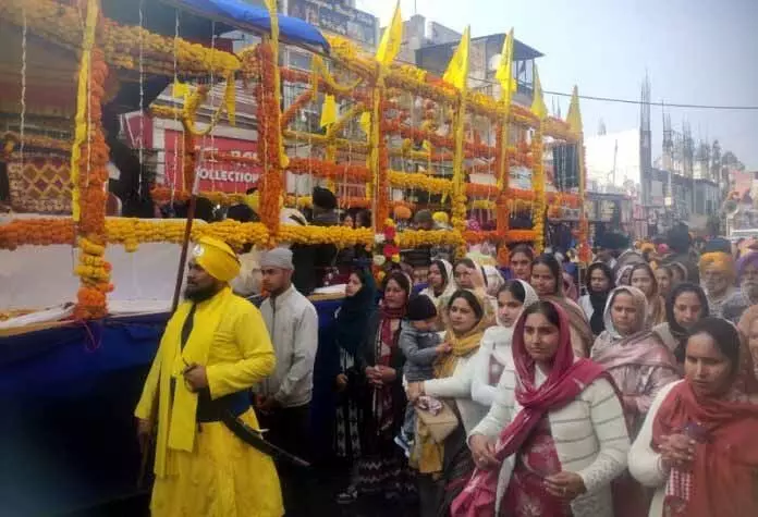 सिखों द्वारा अखनूर शहर में Nagar Kirtan निकाला गया