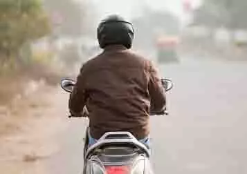 No helmet, no fuel : लखनऊ में 26 जनवरी से बाइक चलाने वालों को करना ही होगा नियमों का पालन, नहीं तो...