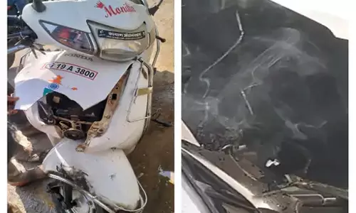 चलती स्कूटी में लगी आग, कांकेर की घटना चलती स्कूटी में लगी आग, कांकेर की घटना