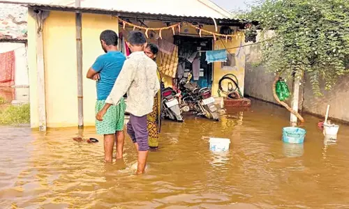 Telangana: एसआरएसपी नहर टूटने से मन्नामपल्ली में एससी कॉलोनी जलमग्न